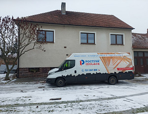 Zateplení stropu zděného rodinného domu pomocí foukané izolace